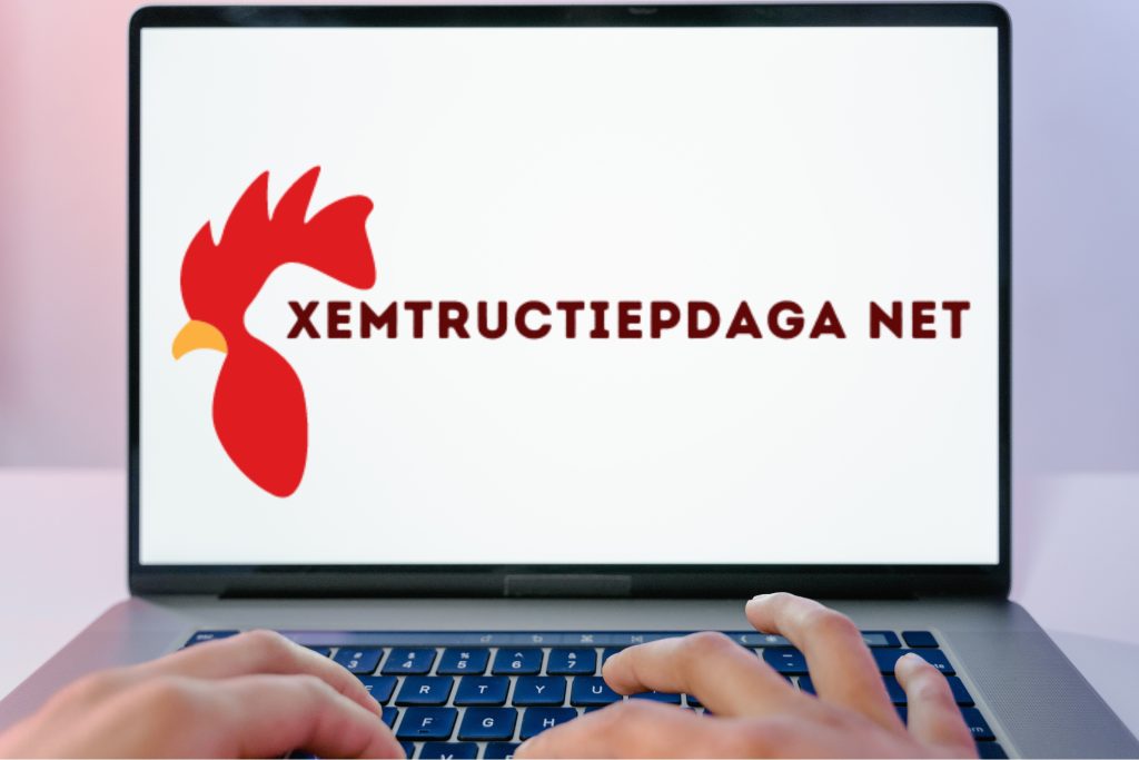 Cô gái đang truy cập Xemtructiepdaga Net trên laptop của mình